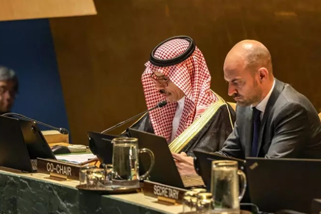 Saudi-Arabian ulkoministeri Faisal bin Farhan ja hänen ranskalainen kollegansa Jean-Noel Barrot Riadin. Kuva: Bianca Otero
