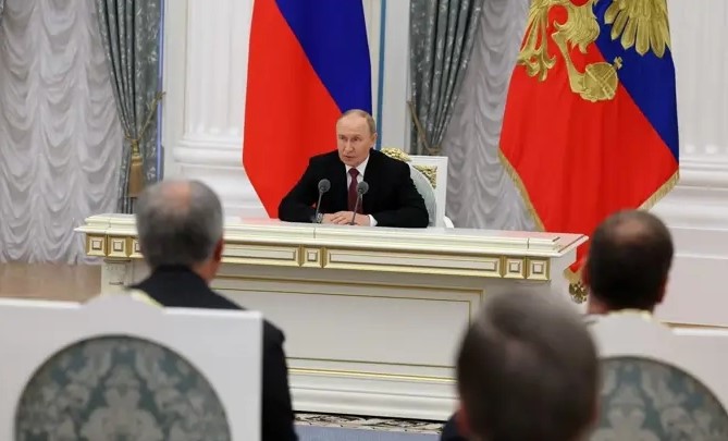Vladimir Putin tiedottaa turvallisuusjohdolleen Trumpin kanssa pidetyn Alaskan huippukokouksen tuloksista, 16. elokuuta 2025 . Kuva: VENÄJÄN PRESIDENTIN KANSLIA