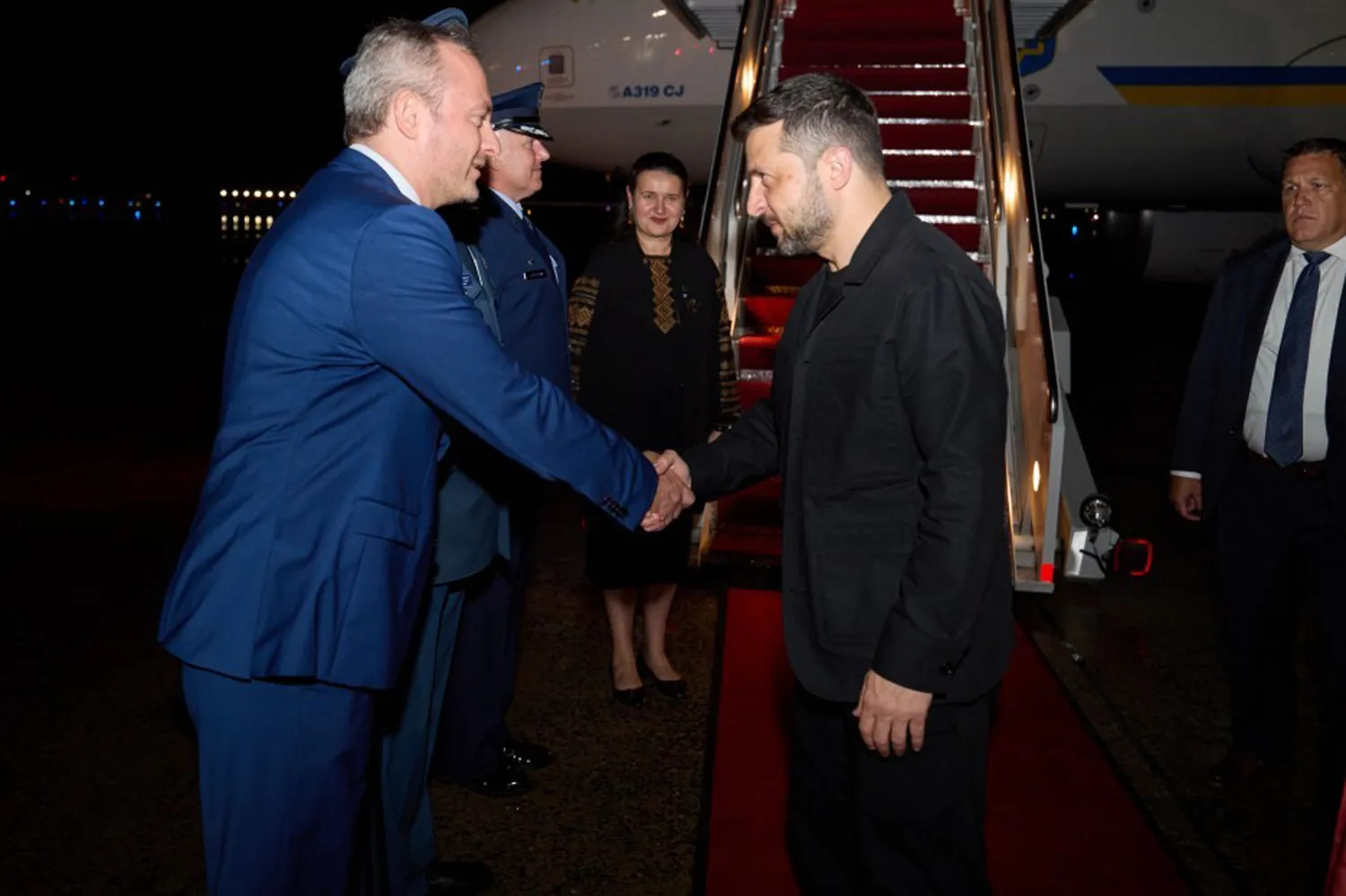 Volodymyr Zelenskyi saapuu Washingtoniin 18. elokuuta yllään tumma, sotilastyylinen puku. UKRAINAN PRESIDENTIN KANSLIA
