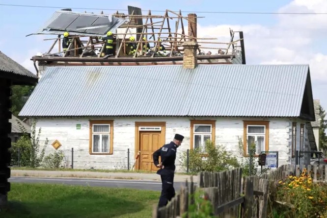 Talo vaurioitui venäläisten droonien hyökkäyksen aikana Wyrykin kaupungissa Puolassa. Kuva:Jacek Szydlows