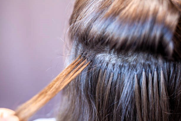 Tutkijat löysivät kymmeniä terveydelle haitallisia kemikaaleja hiustenpidennyksistä. KUVITUSKUVA